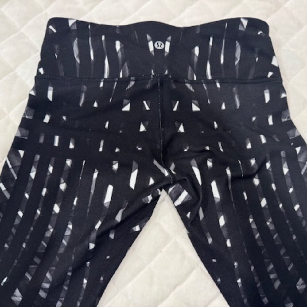Lululemon Size 6 Low Rise Wunder Under (Long)